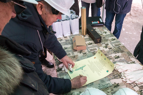 А. В. Ипатов подписывает записку. Фотограф: В. Кен
