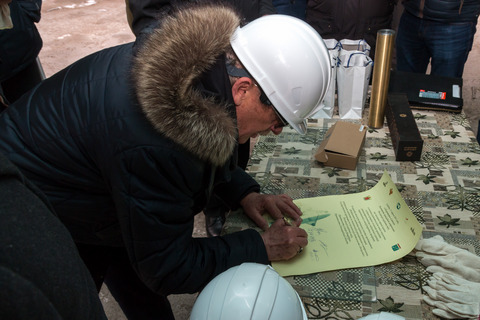 В. Е. Косенко  подписывает записку. Фотограф: В. Кен