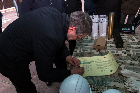 Конрад Пауш подписывает записку. Фотограф: В. Кен