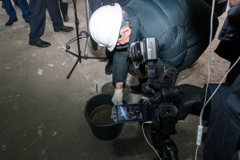 С. Н. Багаев цементирует капсулу. Фотограф: В. Кен