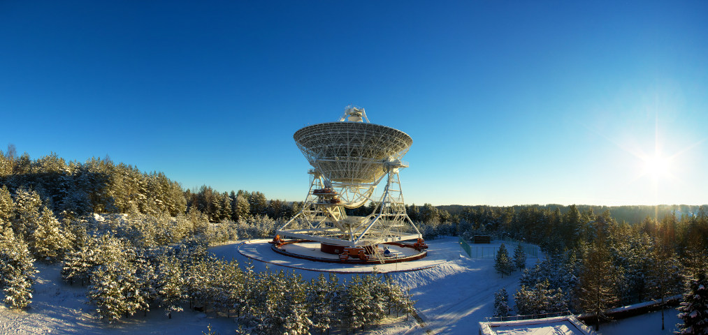 Радиотелескоп РТ-32 в обсерватории «Светлое». Фотограф: А. Шишикин.