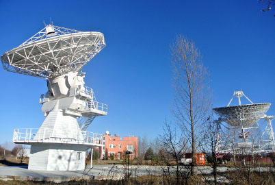 Радиотелескопы РТ-13 и РТ-32 в обсерватории «Зеленчукская». Фотограф: С. Сержанов.