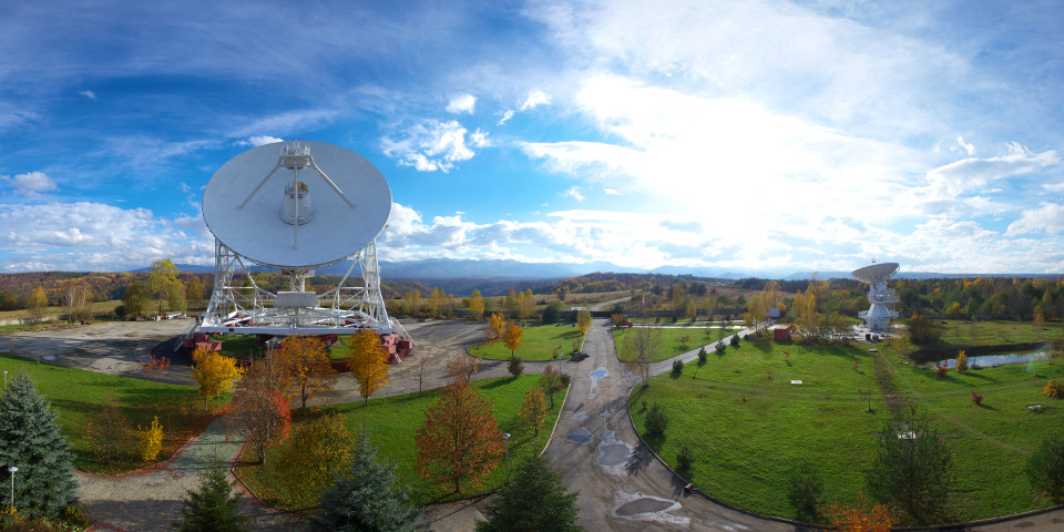 Радиотелескопы РТ-13 и РТ-32 в обсерватории «Зеленчукская». Фотограф: А. Шишикин.